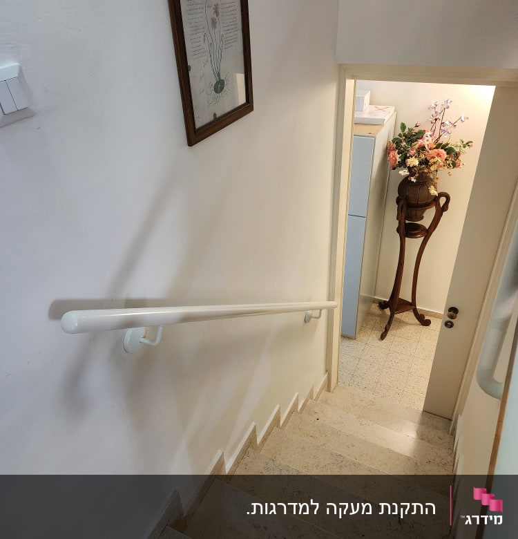 תמונה ממוסגרת תלויה על קיר מדרגות